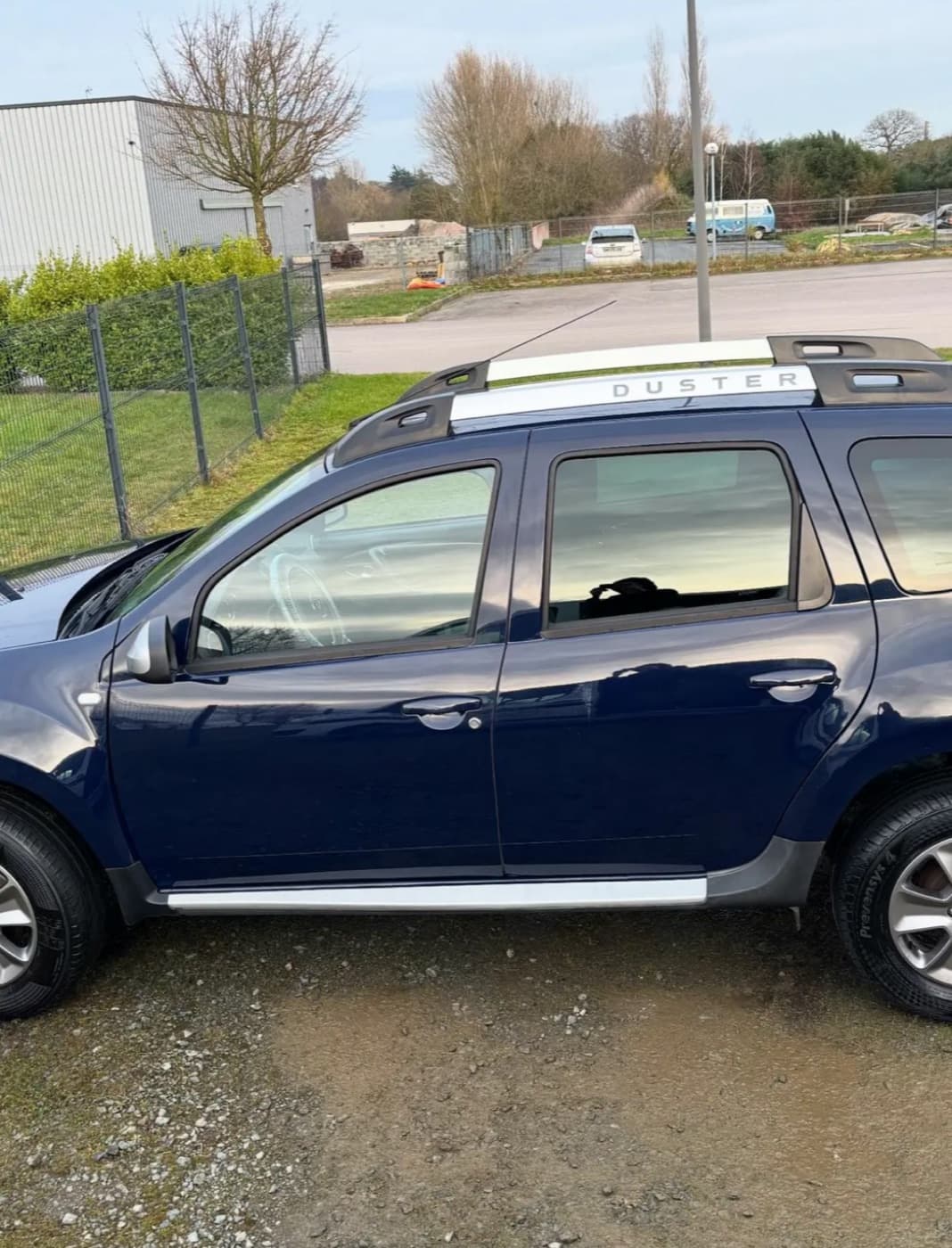 SUV couvert de boue lavé en France — Après