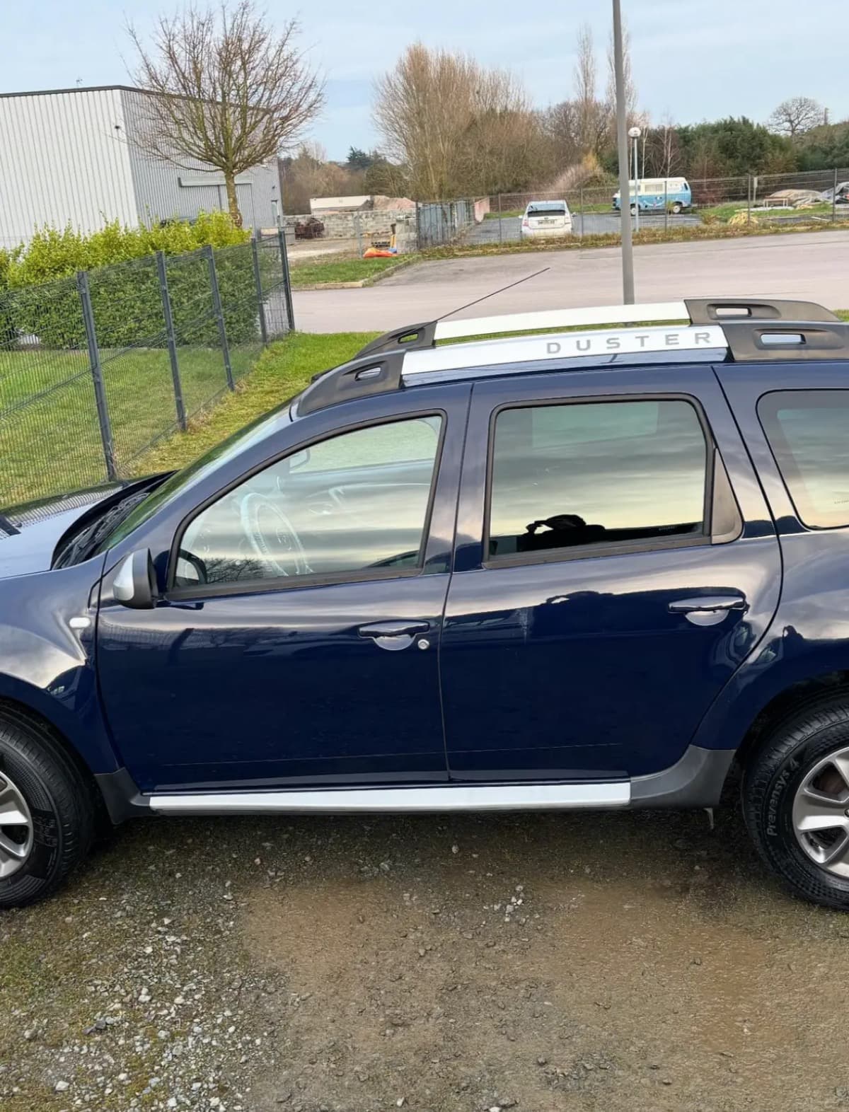 SUV couvert de boue lavé à France — Après