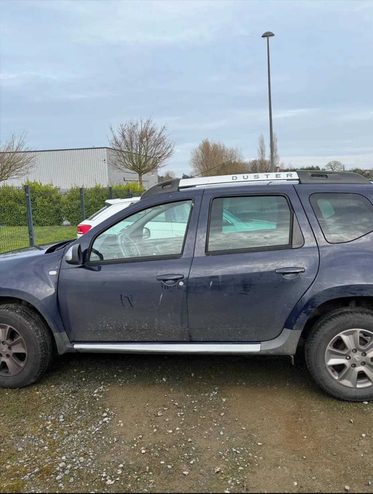 SUV couvert de boue lavé en France — Avant