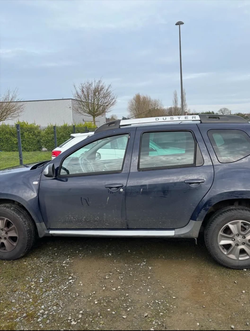 SUV couvert de boue lavé en France — Avant