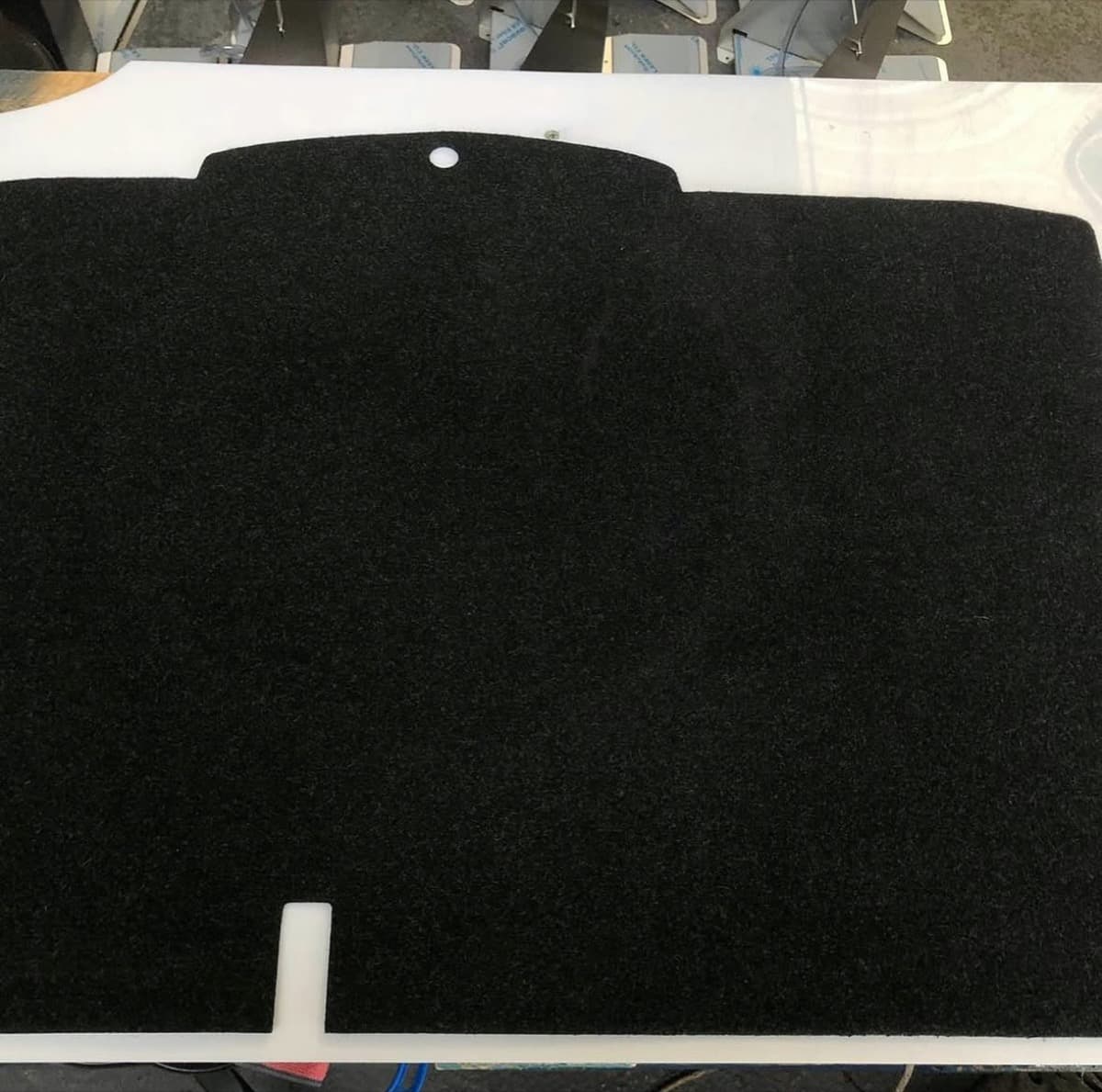 Moquette de coffre détachée à France — Après