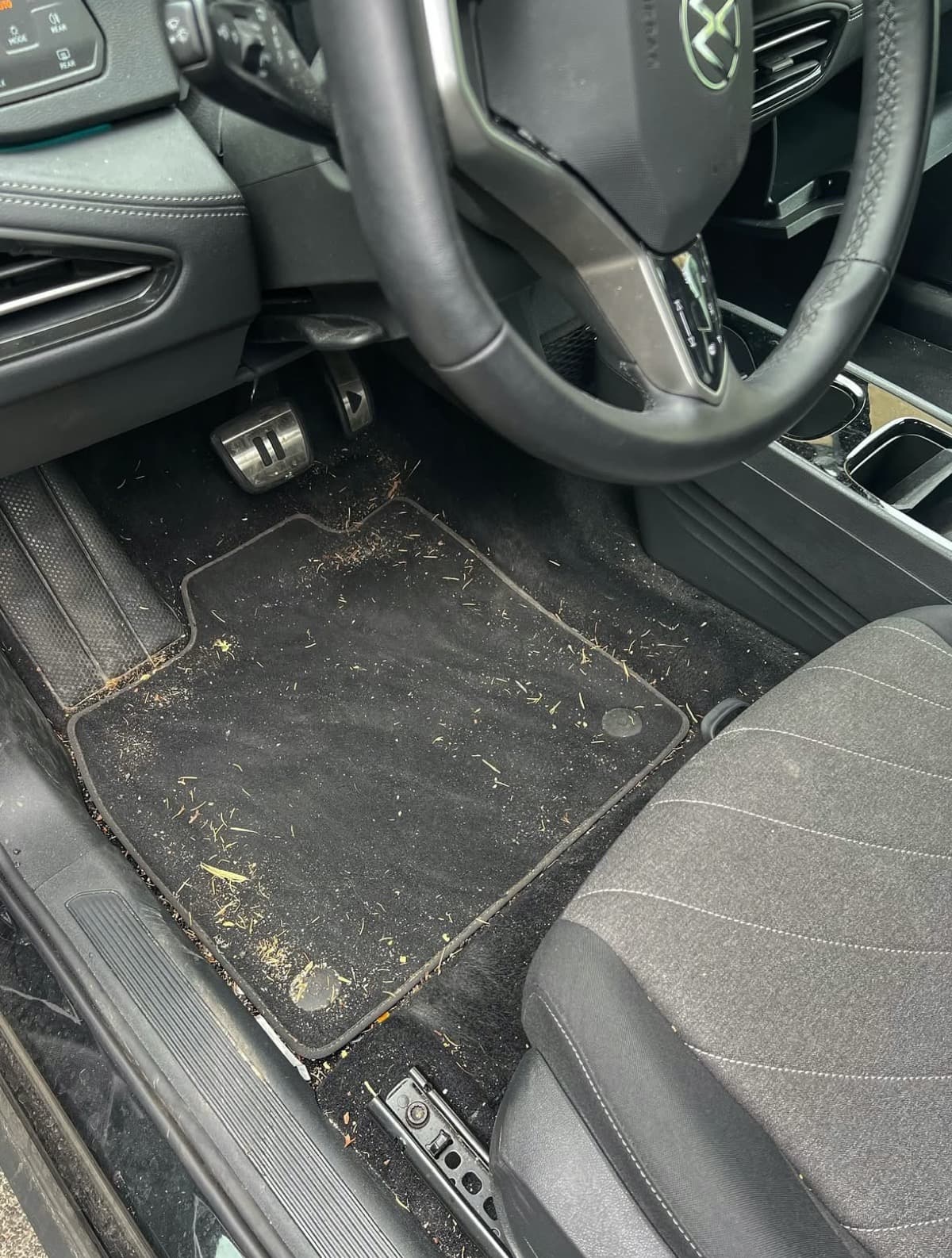 Moquette conducteur détachée en France — Avant