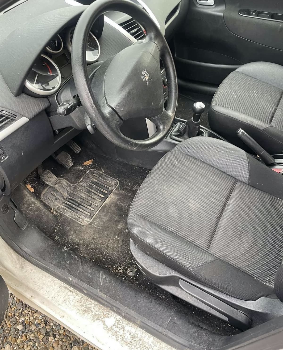 Habitacle nettoyé avant restitution en France — Avant