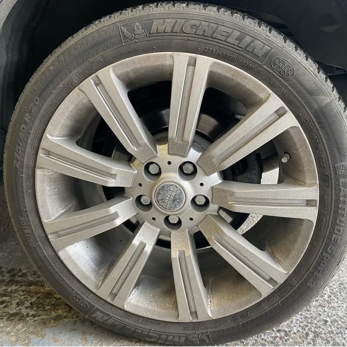 Jantes nettoyées en profondeur en France — Avant