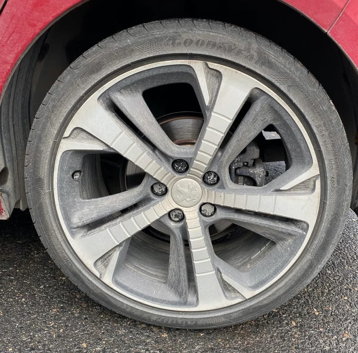 Jantes encrassées restaurées à France — Avant