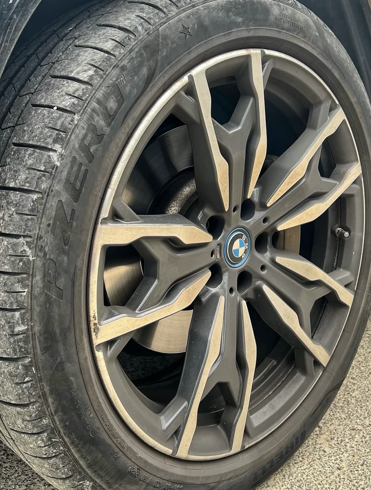 Jantes nettoyées en détail en France — Avant