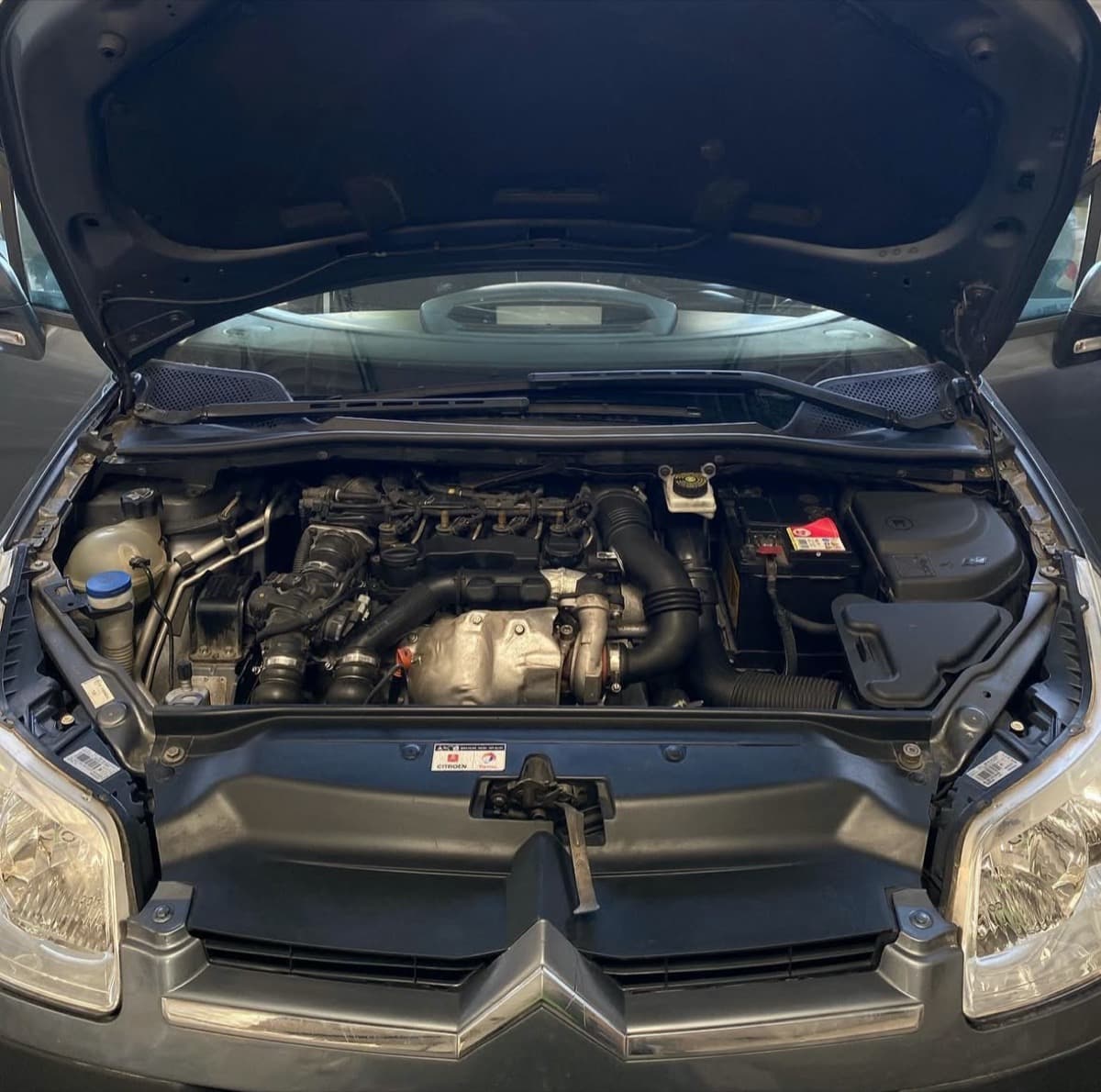 Nettoyage compartiment moteur Citroën en France — Après