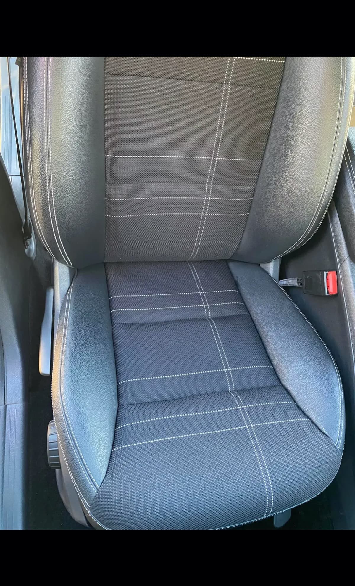 Entretien des sièges en cuir de voiture : types de cuir, produits et erreurs fatales