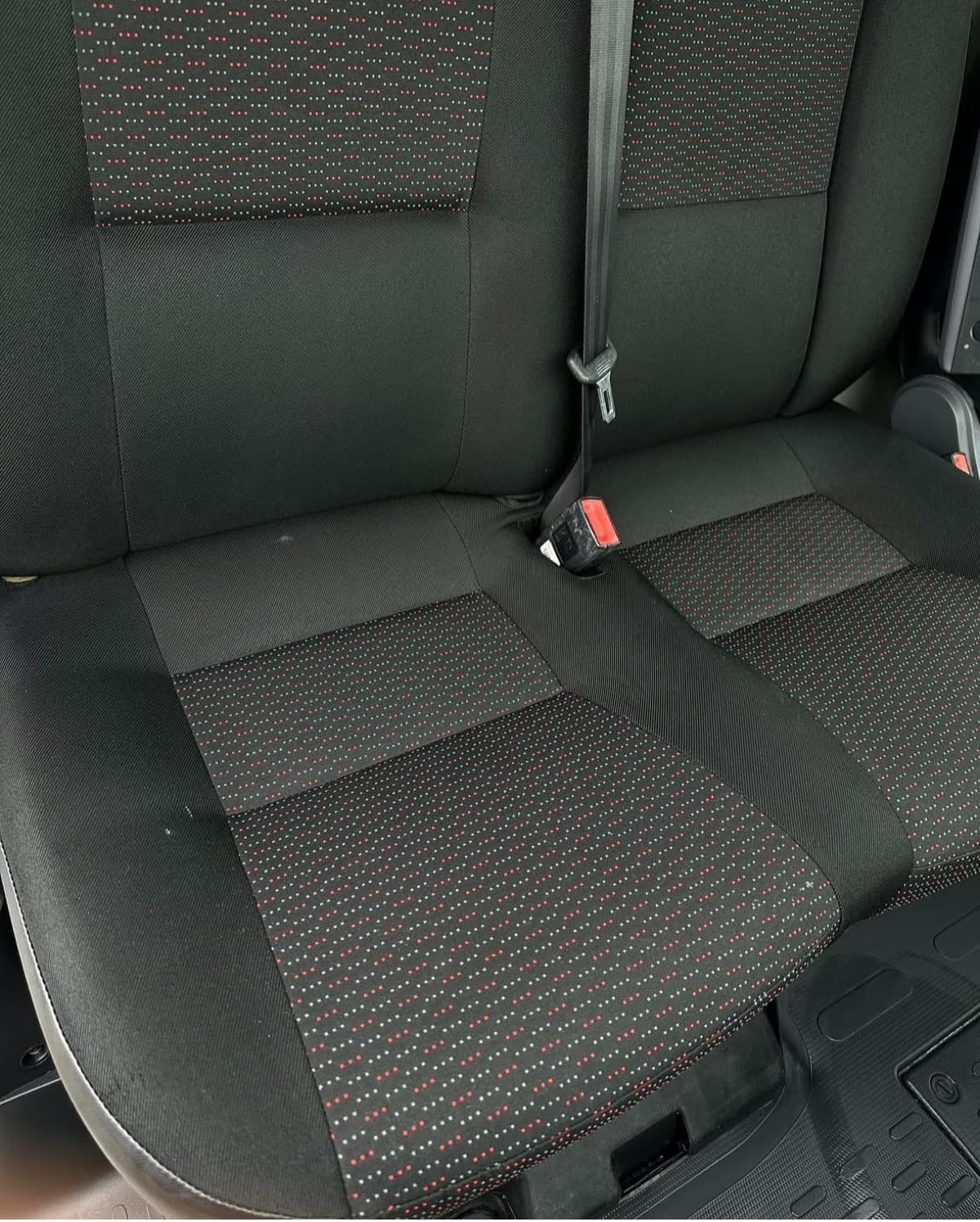 Banquette arrière nettoyée en France — Après