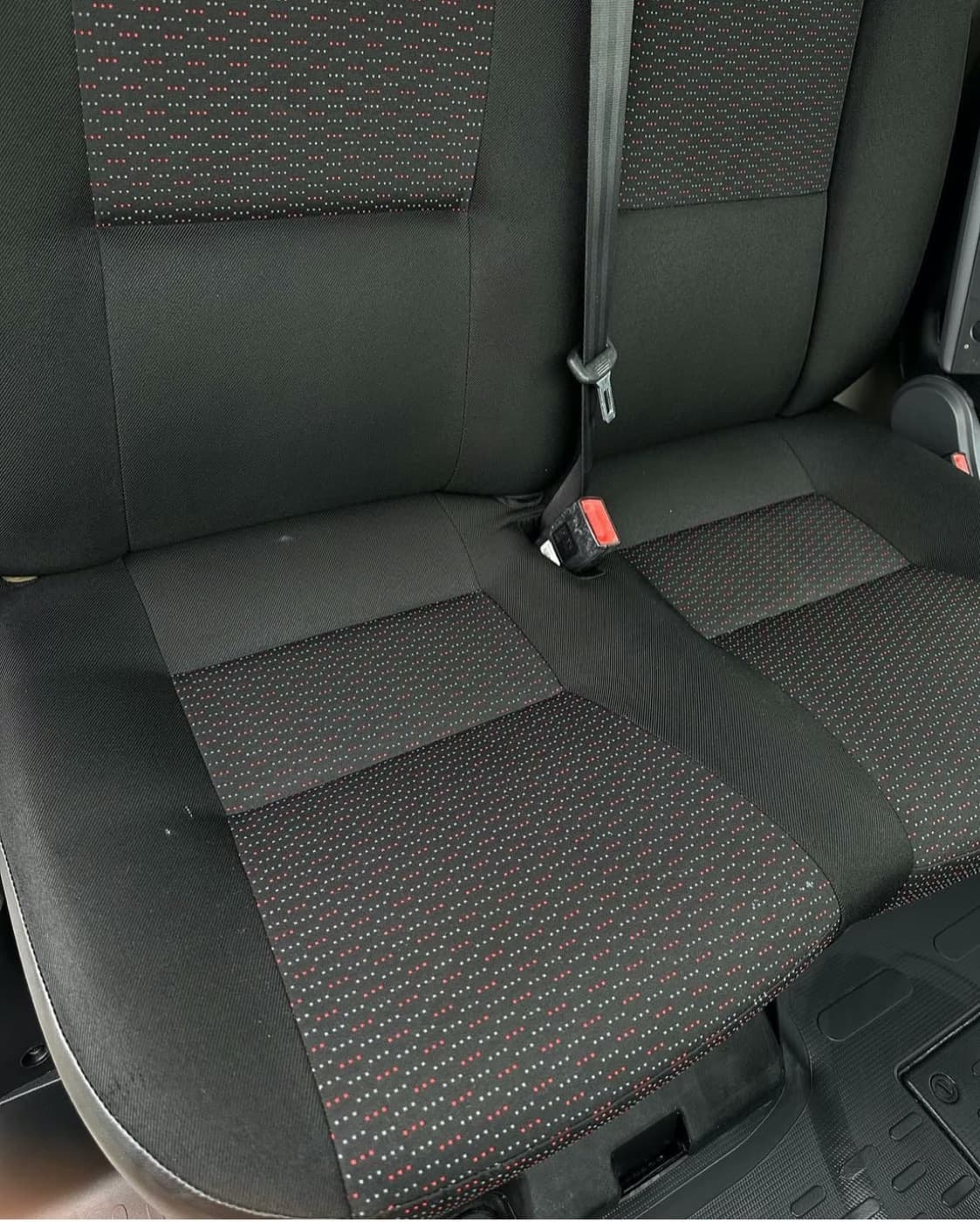 Banquette arrière nettoyée en France — Après