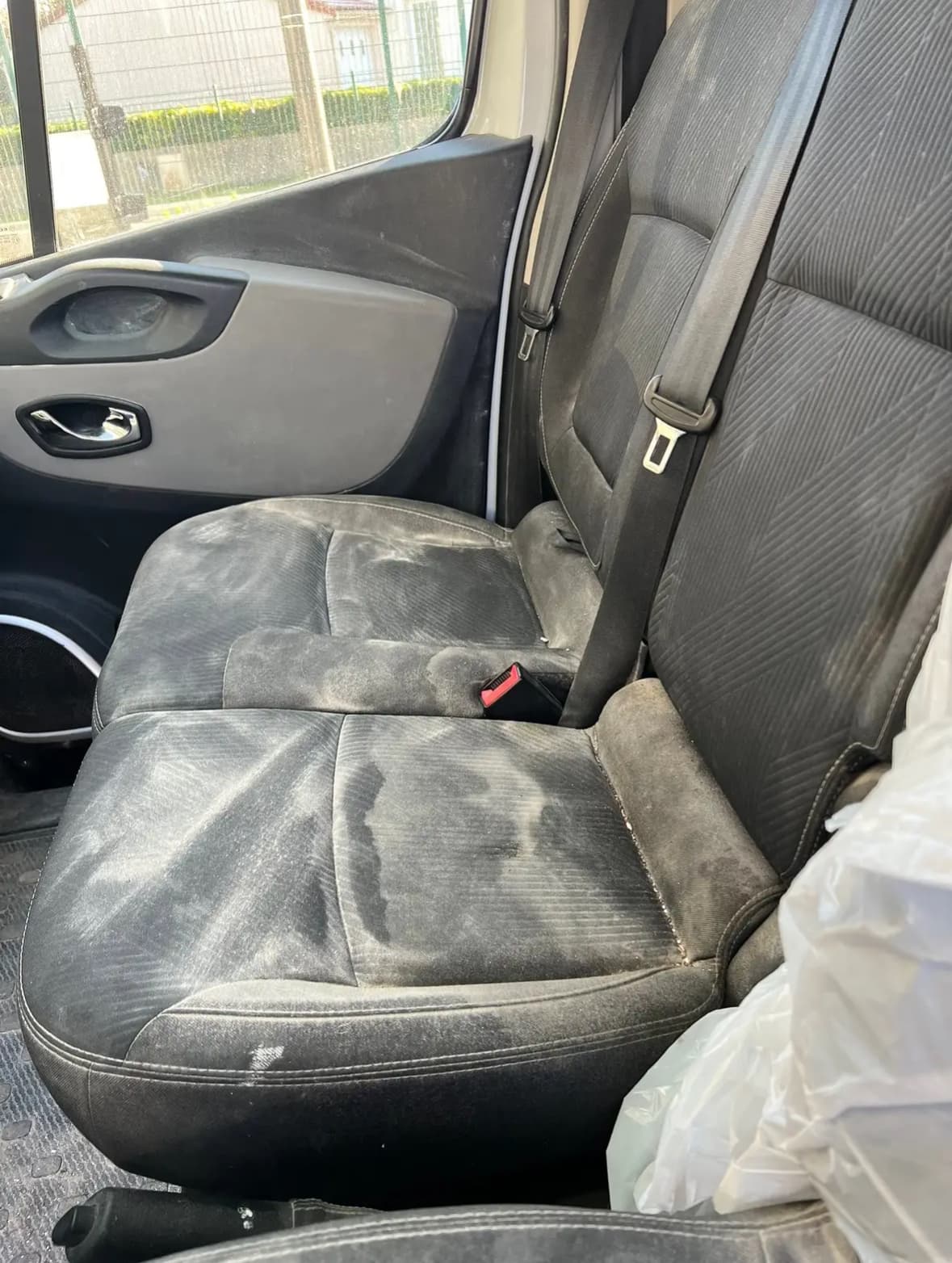 Shampoing siège utilitaire Renault Trafic à Mondeville à Caen — Avant