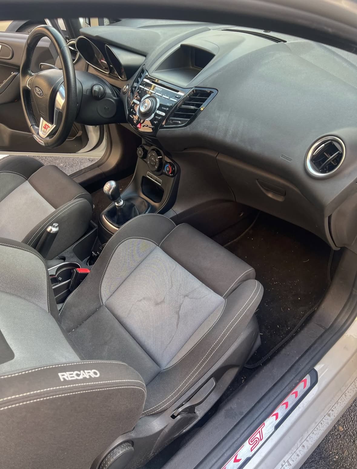 Nettoyage intérieur Ford Fiesta ST à Villeneuve-d'Ascq à Lille — Avant