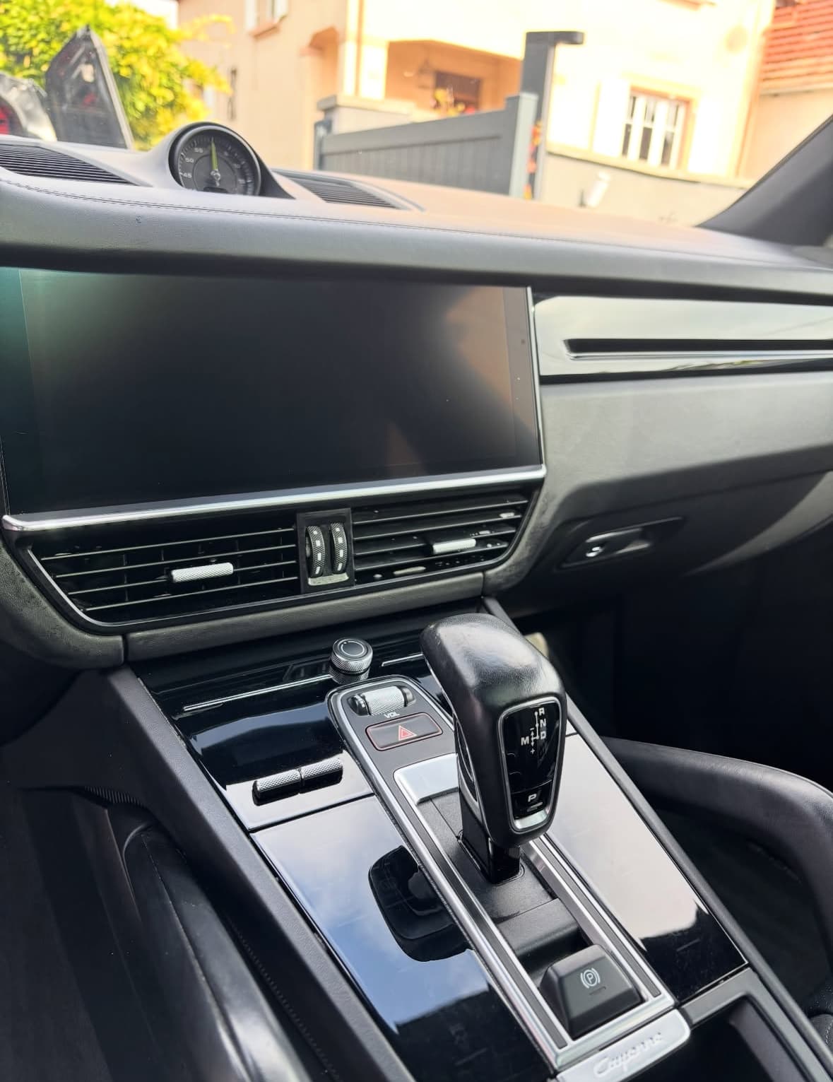 Nettoyage console Porsche Cayenne à Écully à Lyon — Après