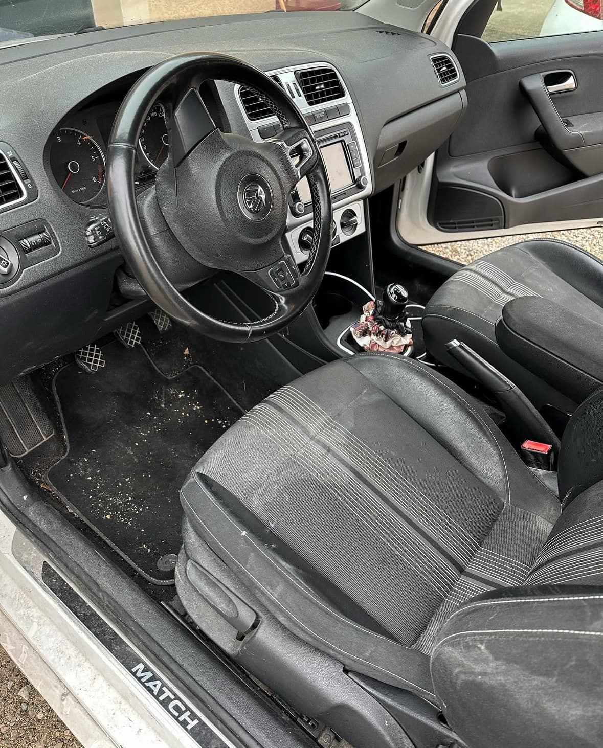 Nettoyage intérieur complet VW Polo à Villeurbanne à Lyon — Avant