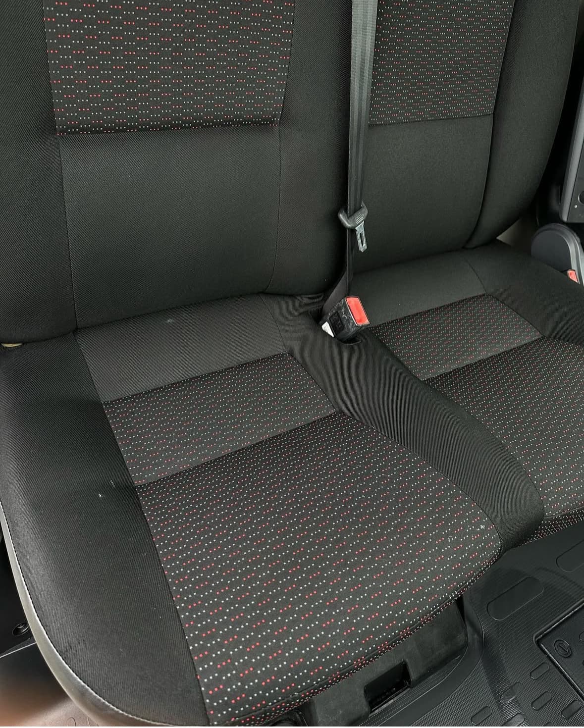 Shampoing banquette arrière à Aubagne à Marseille — Après