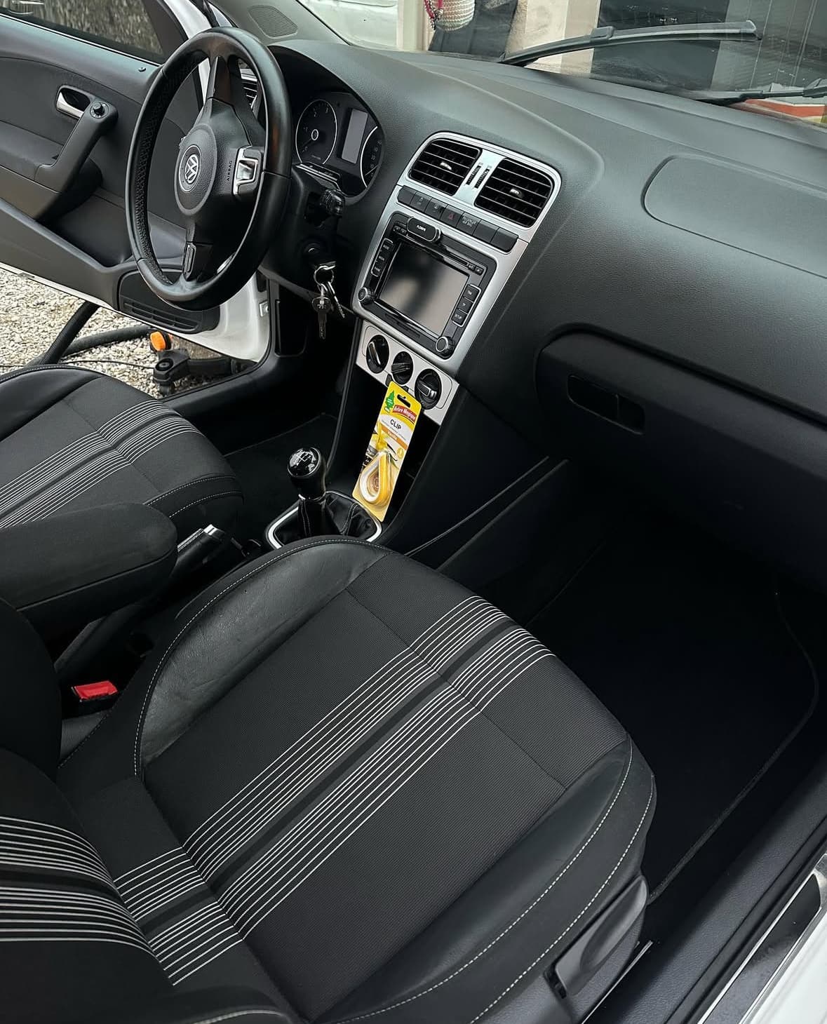 Nettoyage intérieur complet VW Polo à Aix-en-Provence à Marseille — Après