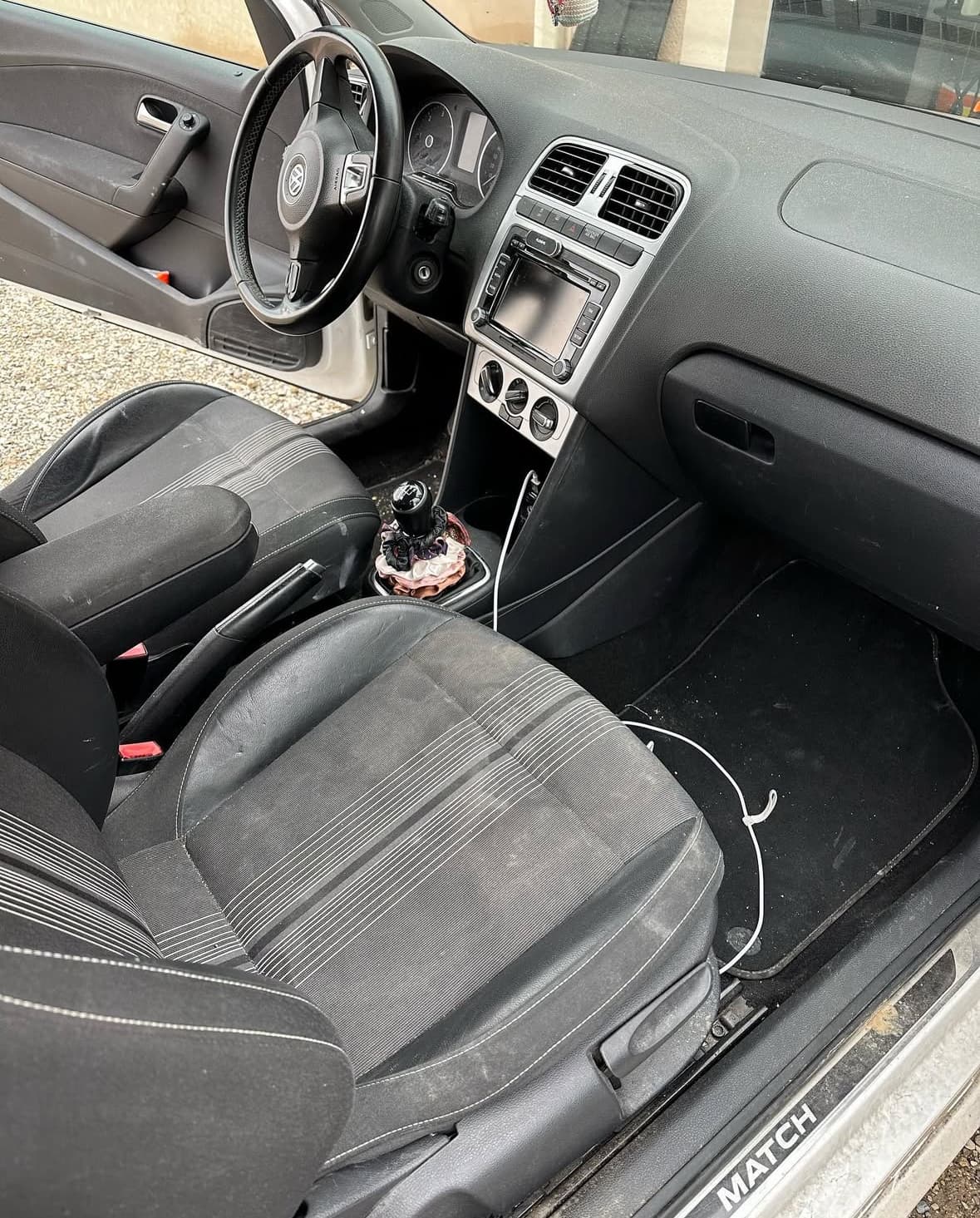 Nettoyage intérieur complet VW Polo à Aix-en-Provence à Marseille — Avant