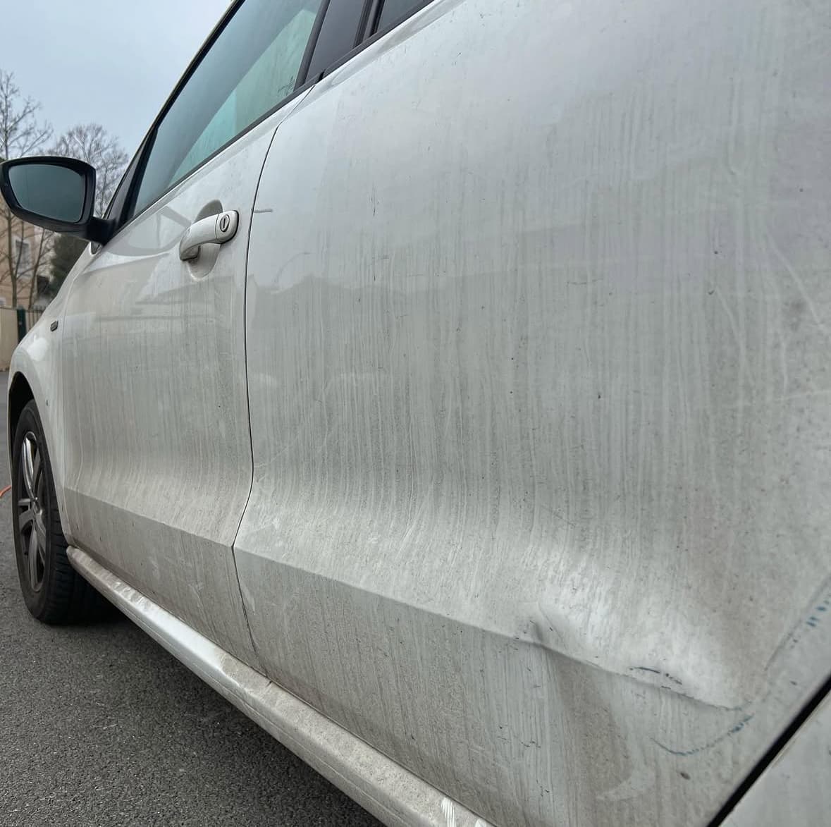 Lavage extérieur carrosserie blanche à Juvignac — Avant