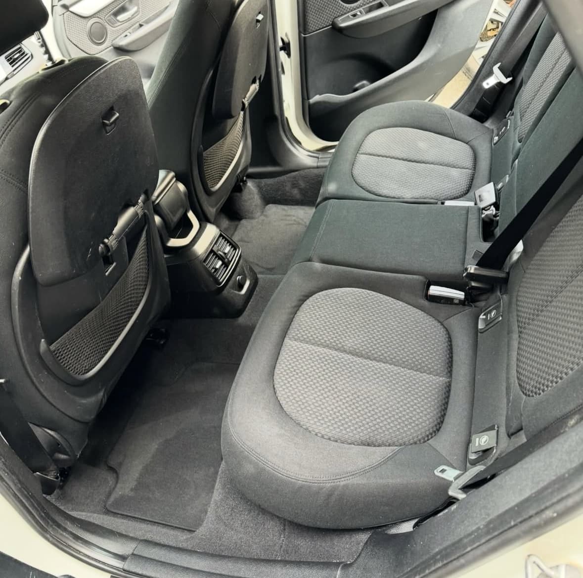 Traitement élimination moisissures banquette BMW à Montpellier — Après