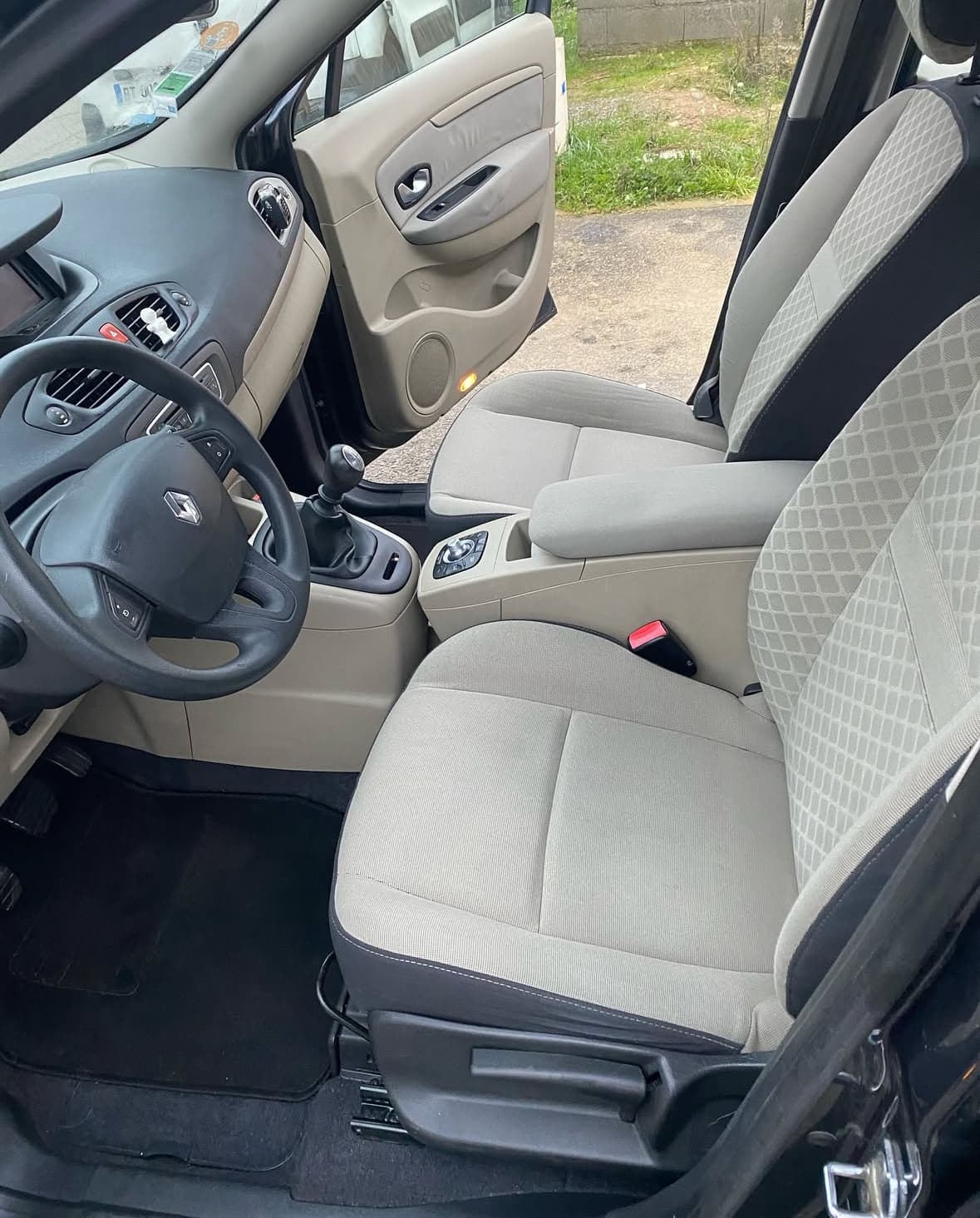 Nettoyage intérieur Renault Scénic à Saint-Herblain à Nantes — Après