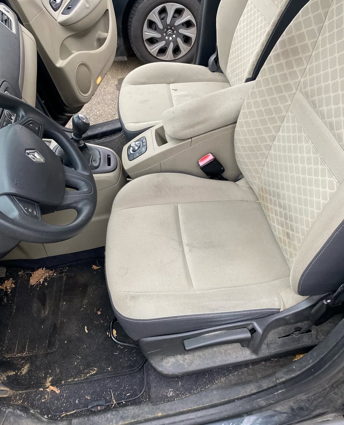 Nettoyage intérieur Renault Scénic à Saint-Herblain à Nantes — Avant