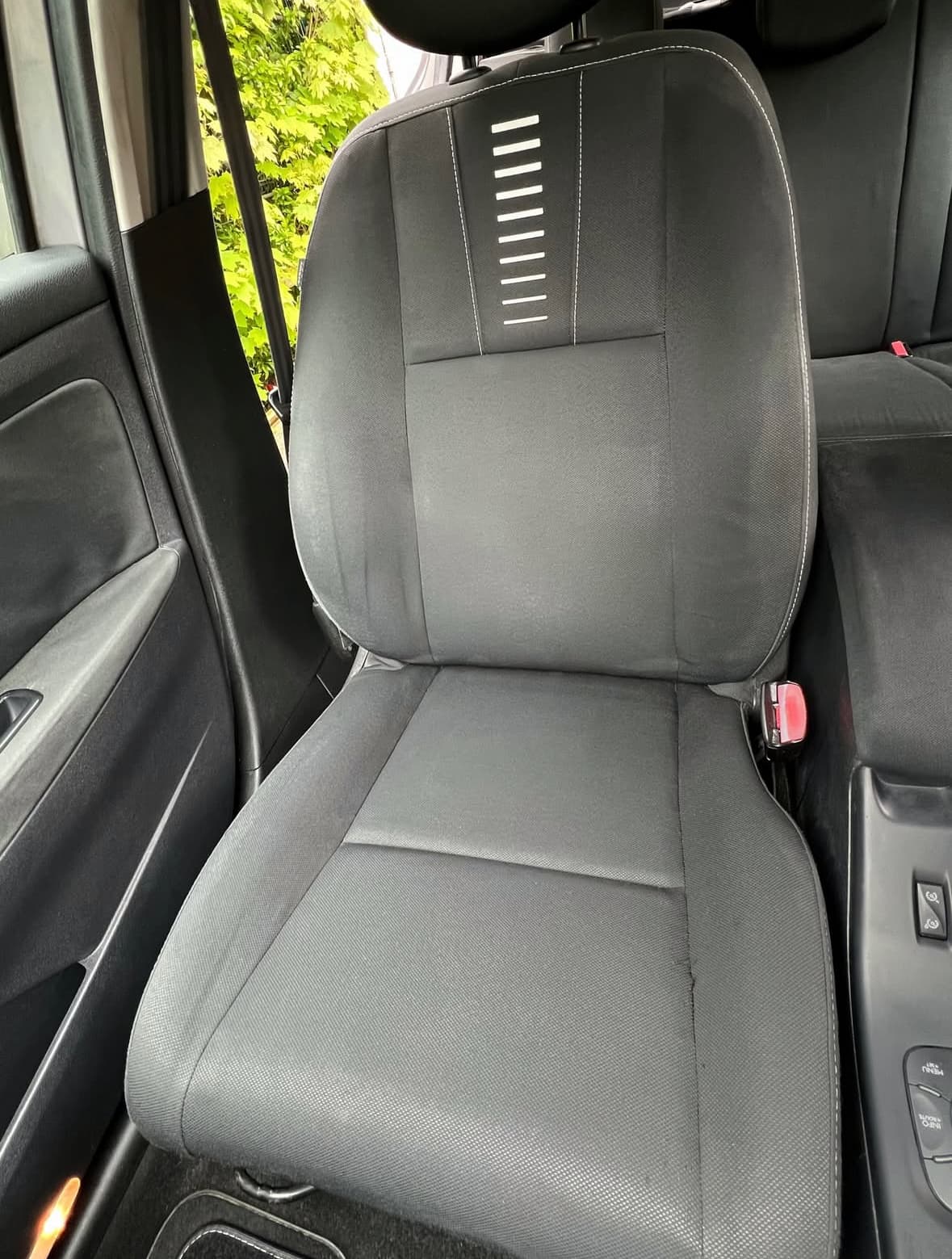 Shampoing siège avant Renault à Vertou à Nantes — Après