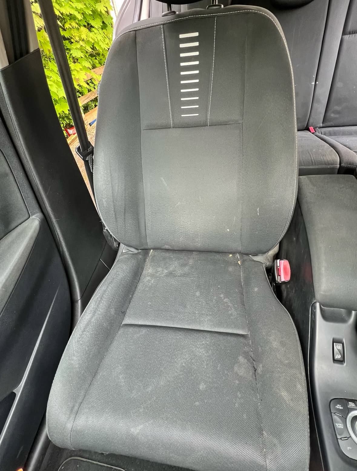 Shampoing siège avant Renault à Vertou à Nantes — Avant