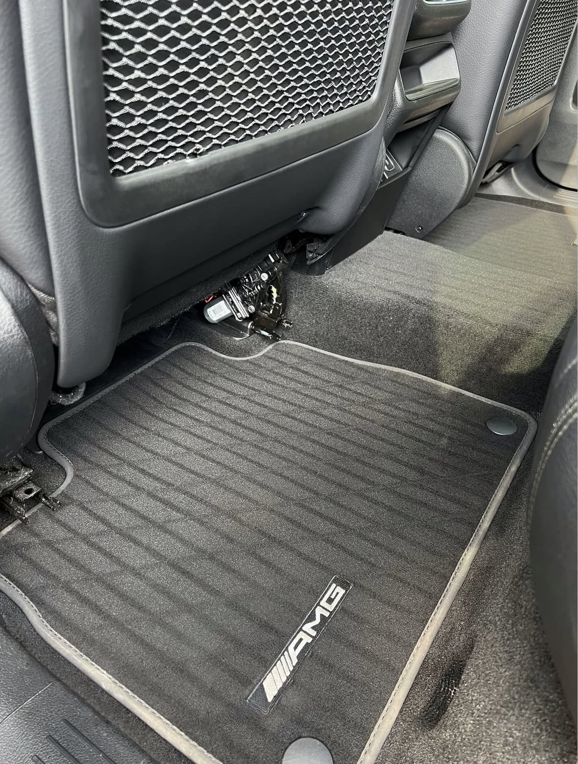 Nettoyage tapis Mercedes AMG à Mougins à Nice — Après