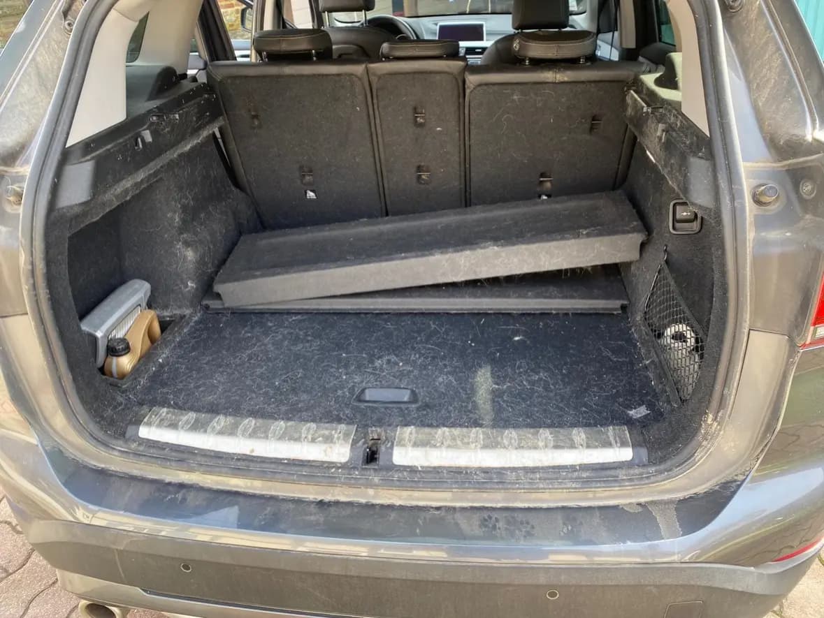 Nettoyage coffre BMW à Elne à Perpignan — Avant