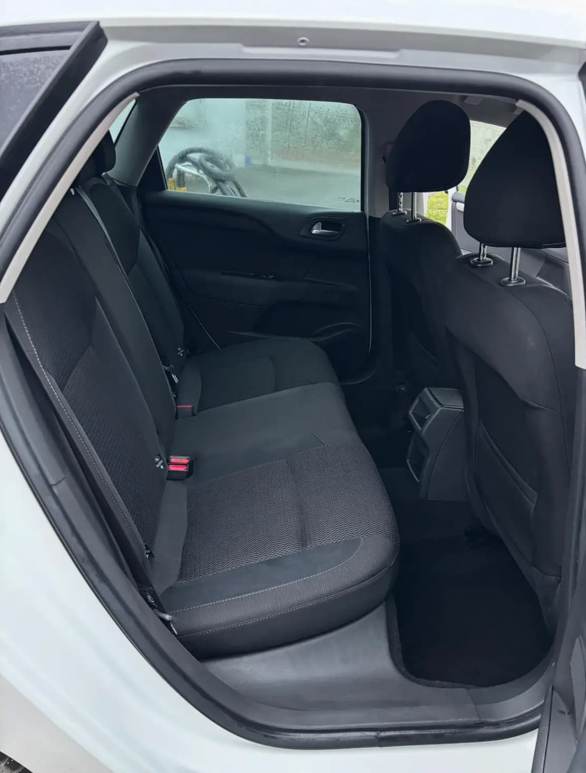 Shampoing banquette arrière Peugeot 308 à Sotteville-lès-Rouen à Rouen — Après