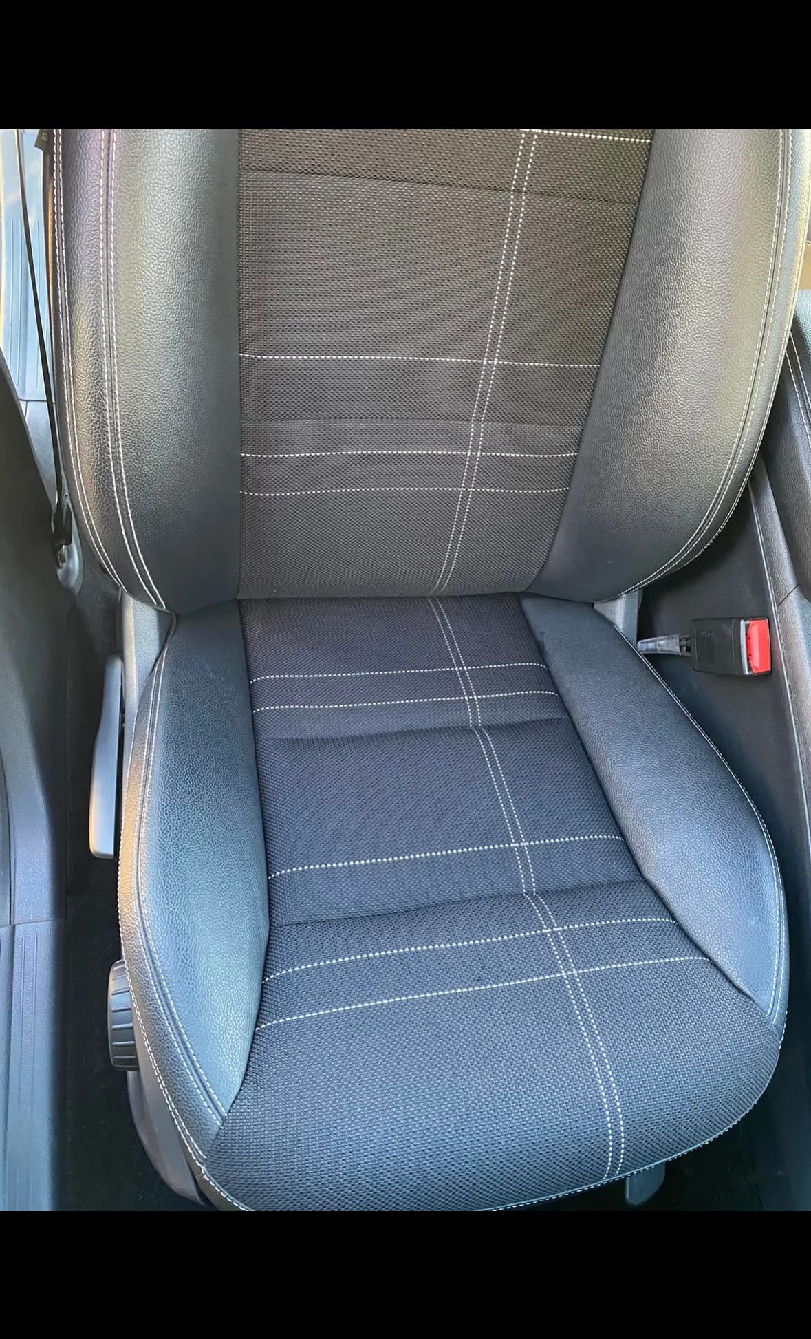 Shampoing siège mixte cuir et tissu à Balma à Toulouse — Après