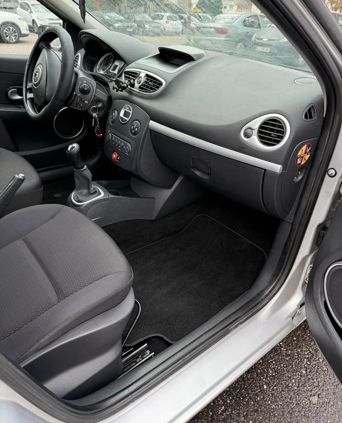 Nettoyage intérieur Renault Clio à Colomiers à Toulouse — Après